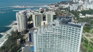 Soçi. Rusya - 03.03.2020 Panorama Soçi tatil beldesinin merkezinde. Hava videosu. Karadeniz. Yukarıdan bak. Otel ve tatil köyü. Deniz kenarındaki daireler. Güneşli bir gün.. 