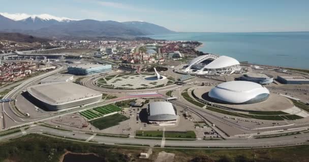 Sotsji, Rusland-03.03.2020 Sotsji Olympisch Park. Zicht van bovenaf. Luchtopname. Het is een heldere zonnige dag. Fisht Stadion. De Zwarte Zee. Aantrekkingskracht — Stockvideo