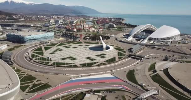 Sochi, Rusya-03.03.2020 Sochi Olimpiyat Parkı. Yukarıdan bak. Hava videosu. Güneşli bir gün. Fisht Stadyumu. Karadeniz. Çekim — Stok video