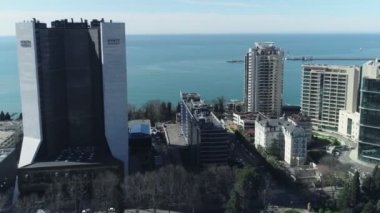 Sochi, Rusya - 03.04.2019 Hava Videosu. Soçi şehrinin merkezi panoramik manzarası. Karadeniz. Deniz kıyısında pahalı oteller.. 