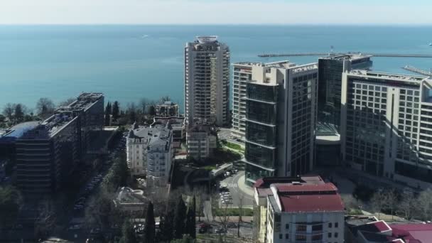 Sochi, Russia - 03.04.2019 Aerial video.索契市中心的全景全景。黑海The Black Sea.海上昂贵的旅馆. — 图库视频影像