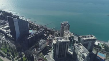 Sochi, Rusya - 10.03.2020 Panoramik Manzara yukarıdan Soçi tatil köyü üzerinde. Karadeniz. 