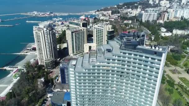 Sochi, Rusia - 02.03.2020 Vista aérea volando hacia la ciudad de Sochi. Vistas panorámicas de edificios altos y modernos. Vídeo aéreo. Playa. El Mar Negro. Costa costera . — Vídeos de Stock