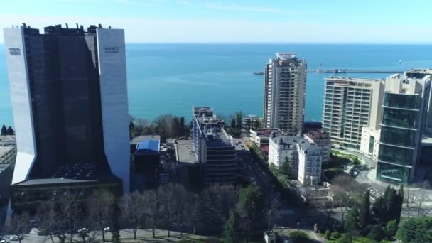 Sochi, Rusia - 03.03.2020 Vista aérea del paisaje urbano de Sochi, famosa ciudad turística junto al Mar Negro - panorama del paisaje desde arriba, Rusia, 4k UHD — Vídeo de stock