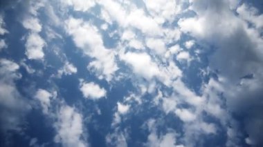 Güneşli mavi gökyüzü, doğa beyaz bulutlar. Zaman aşımı. Beyaz bulutlar, açık, yumuşak gökyüzü, ufukta bulutlar, hızlı hareket, güzel yaz güneşli günü, renkli hava.