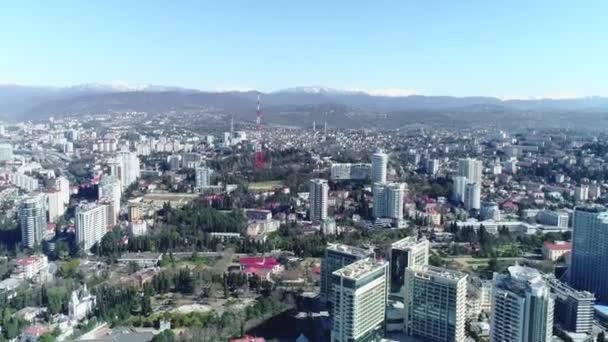 Sochi, Rusland - 03.03.2020 Luchtfoto van het stadsgezicht van Sochi, beroemde badplaats aan de Zwarte Zee - panorama van bovenaf, Rusland, 4k UHD — Stockvideo