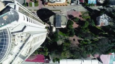 Şehir manzarasının gündoğumunda havadan çekilmiş görüntüleri, modern yüksek binalar, manzara manzarası. Çatı katı. Yukarıdan görünüşü.