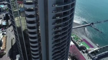 Sochi, Rusya -03.03.2020 Havacılık videosu Soçi şehir merkezinden ve Rusya 'nın tarihi binalarından.