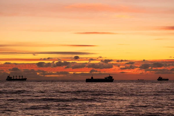 Pomarańczowy Zachód Słońca Nad Morzem Statek Przemysłowy Drodze Piękne Chmury — Zdjęcie stockowe