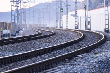 Tren istasyonu ve gün batımında güzel bir gökyüzü. Demiryolu platformu. Ulaşım. Ağır sanayi