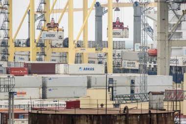 Novorossiysk, Rusya - 02.03.2020 Deniz kargo limanı. Konteynır. Arabalar. Turna. Depo. Geçiş.