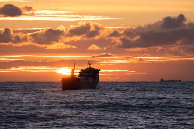 Kargo gemisi gün batımında. Karadeniz