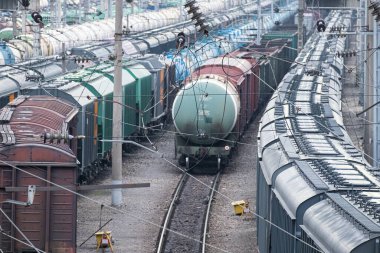 Novorossiysk 'teki nakliye tren istasyonu Rusya' nın en büyük mareşaldir. Minibüsler. İnsan yok. Demiryolu. Tren. Yük.