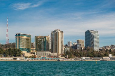 Soçi, Rusya - 03.04.2020 Modern bina Karadeniz kıyılarında, Soçi. - Rusya. Açık güneşli hava. Deniz manzarası. 