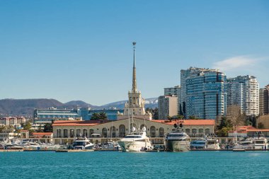 Sochi, Rusya - 04.04. 2020 Soçi Limanı. Karadeniz. Deniz istasyonunun tarihi binası. Deniz manzarası. Yatlar ve gemiler limanda.. 