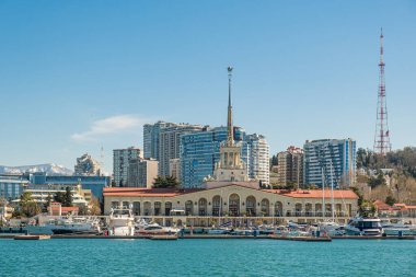 Sochi, Rusya - 04.04. 2020 Soçi Limanı. Karadeniz. Deniz istasyonunun tarihi binası. Deniz manzarası. Yatlar ve gemiler limanda.. 