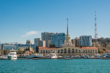 Sochi, Rusya - 04.04. 2020 Soçi Limanı. Karadeniz. Deniz istasyonunun tarihi binası. Deniz manzarası. Yatlar ve gemiler limanda.. 