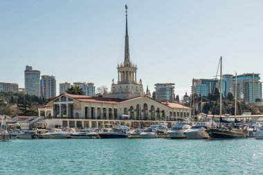 Sochi, Rusya - 04.04.2020 Yat ve Rusya 'nın Sochi limanındaki gemiler. Deniz manzarası. Şehrin merkezinde tarihi bir bina var. Yürüyen toprak seti. 