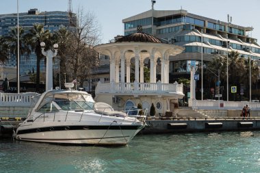 Sochi, Rusya - 04.04.2020 Rıhtımda bir yat. Liman. Soçi.. 