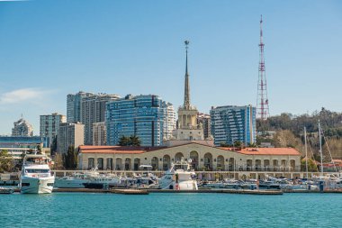 Sochi, Rusya - 04.04. 2020 Soçi Limanı. Karadeniz. Deniz istasyonunun tarihi binası. Deniz manzarası. Yatlar ve gemiler limanda.. 