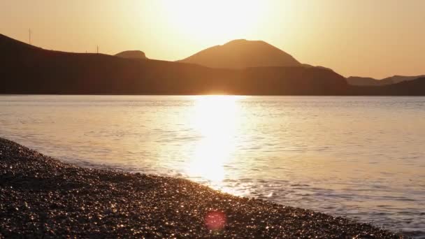 Soluppgång över havet. Vågor i havet. Tidvatten. Tidvatten. Stranden. Det finns inga människor. — Stockvideo