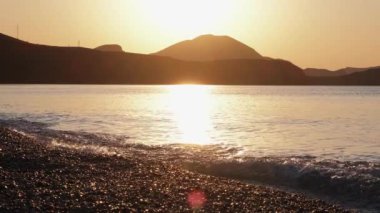 Denizin üzerinde gün doğumu. Denizin dalgaları. Gel-git. Gel-git. Kumsal. Hiç insan yok..