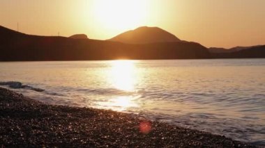 Denizin üzerinde gün doğumu. Denizin dalgaları. Gel-git. Gel-git. Kumsal. Hiç insan yok..
