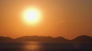 Güneşi. Deniz. Kumsal. İnsan yok. Doğa. Açık havada.. 
