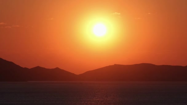 山と海の上の日の出 人はいない 空のオレンジ色 — ストック動画