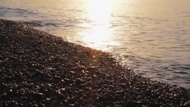Ola Mar Amanecer Playa Rocosa Luz Mañana Cámara Lenta Primer — Vídeos de Stock