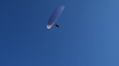 Mavi gökyüzündeki paraglider