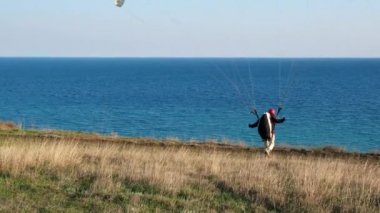 Soçi. Rusya - 03.03.2020 paraglider kanadı. Havalanmaya başlıyor, yerden ayrılıyor. Yavaş çekim