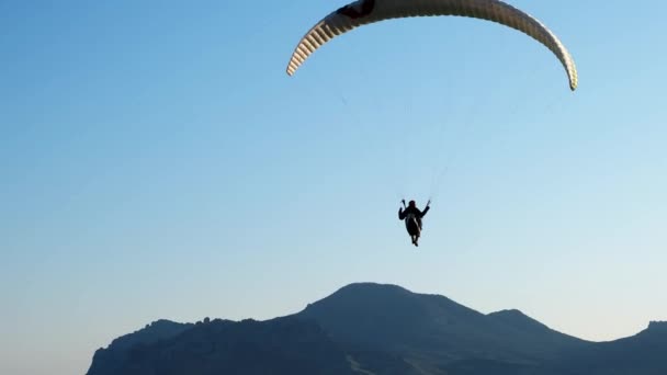 Paraglidista na modré obloze — Stock video