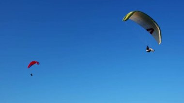 Sochi, Rusya - 20.04.2020 Profesyonel paraglider paraşütle havada süzülüyor. İnsanoğlu paraşütle atlıyor ve gökten iniyor. Yeni deneyimler denemek için şaşırtıcı macera ya da aktivite