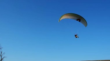 Sochi, Rusya - 20.04.2020 Profesyonel paraglider paraşütle havada süzülüyor. İnsanoğlu paraşütle atlıyor ve gökten iniyor. Yeni deneyimler denemek için şaşırtıcı macera ya da aktivite