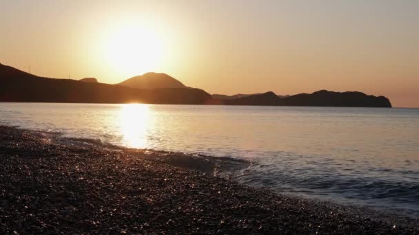 Dramatisk soluppgång över havet, kustlandskap, landskap.slow motion. havsvåg. Tidvatten. Gul. God morgon. Surf. — Stockvideo