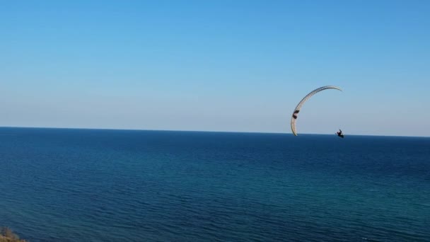 Sotchi, Russie - 20.04.2020 Parapente extrême volant contre un ciel bleu clair. L'homme avec instructeur vole en parachute. 4k, au ralenti . — Video