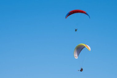 Gökyüzünde paraglider. Paraşüt. Pilot. Serbest düşüş. Mavi gökyüzü