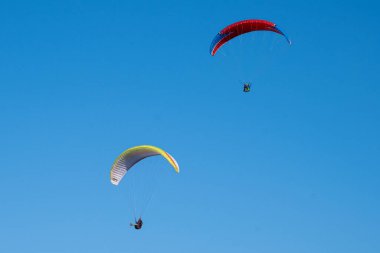 Gökyüzünde paraglider. Paraşüt. Pilot. Serbest düşüş. Mavi gökyüzü