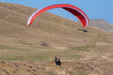 Gökyüzünde paraglider. Paraşüt. Pilot. Serbest düşüş. Mavi gökyüzü