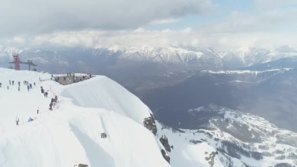 Hoge besneeuwde bergen. Het skigebied. Bewolkt. Luchtfotografie video. Het uitzicht vanaf de top. Sneeuw. Krasnaya Polyana. Sochi.. — Stockvideo