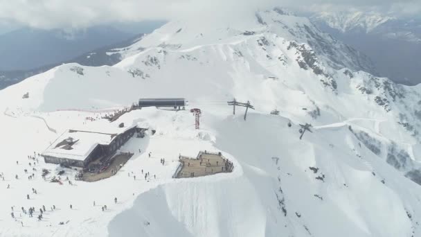Hohe schneebedeckte Berge. Das Skigebiet. Wolkig. Luftbild-Video. Der Blick von oben. Schnee. Krasnaja Poljana. Sotschi. — Stockvideo