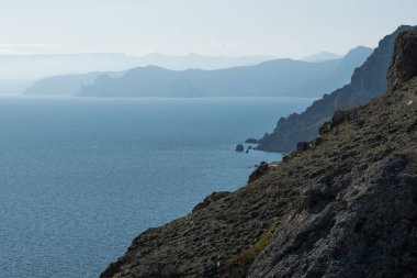Kumsal. Yüksek uçurumlar. Kimse yok.. 