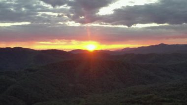 Dağların üzerinde güzel bir günbatımı. Hava fotoğrafçılığı. Video kaydı. Manzara. İyi akşamlar. Sakin ol. Huzur. Bulutlu hava. 