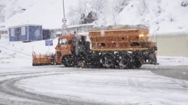 Sochi, Rusya - 10.02.2020 Kar temizleme aracı turuncu. Kar yağışı. Buz. Yoldaki güvenlik. Kamu hizmetleri. Kar Fırtınası. 