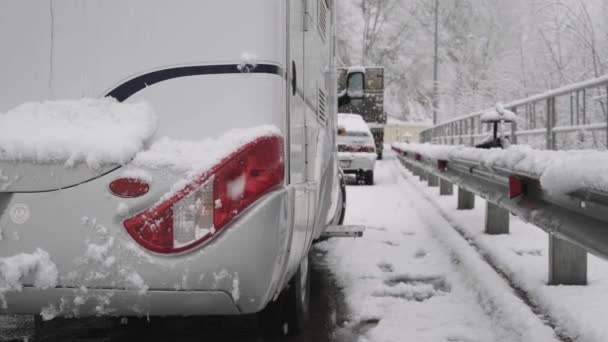 Luci posteriori sulla macchina. Nevicate. Neve . — Video Stock