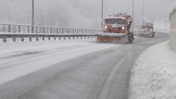 Sochi, Rússia - 10.02.2020 O limpa-neves é laranja. Uma queda de neve. Gelo. Segurança na estrada. Utilitários. Blizzard . — Vídeo de Stock