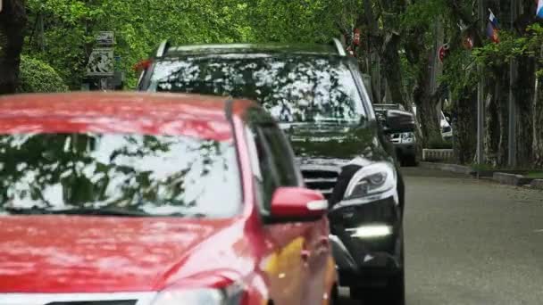 Sochi, Rusya - 05.05.2020 Trafik akışı. Şehir hayatı. Arabalar buluşmaya geliyor. Şehre. Asfalt. — Stok video