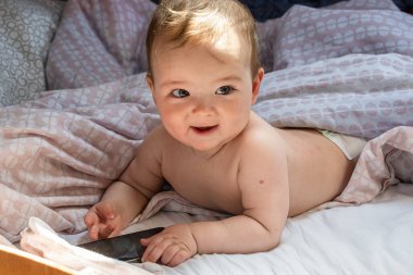 Eldeki telefon. Küçük bir oğlan. Yavrum. Gadget. Antrenman. Sosyal sorunlar. Neşe. akıllı telefon. 