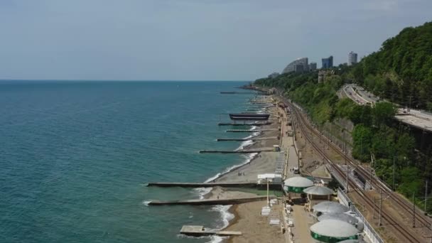 Havet Kustlinjen Stad Vid Havet Stranden Flygvideo Klarblå Himmel Väg — Stockvideo